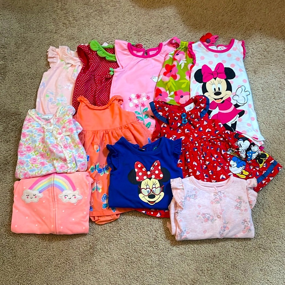 Bundle of Baby girl 0-3 months clothes, very gently used.